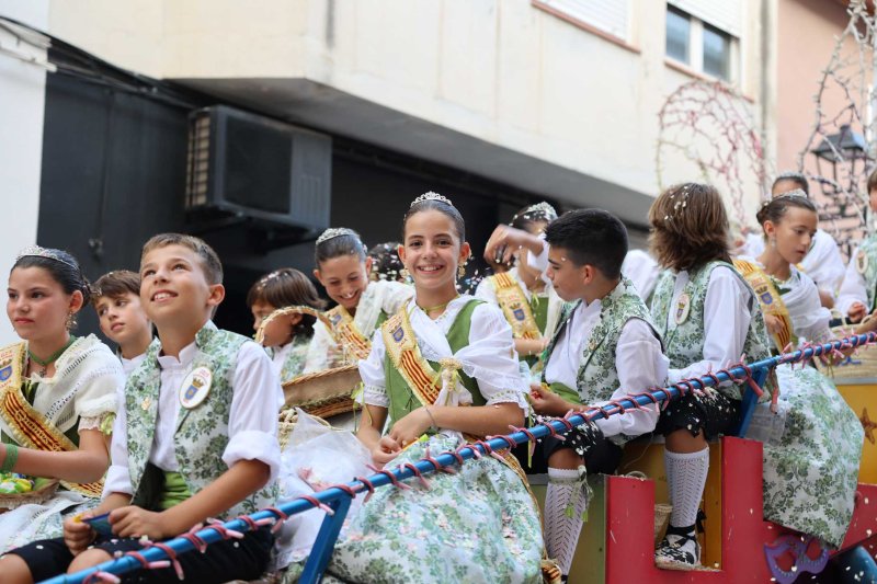 Les carrosses de Gata omplin el recorregut d’enginy, confeti,… i crítiques per l’entrada de bous “sorpresa” Les carrosses de Gata omplin el recorregut d’enginy, confeti,… i crítiques per l’entrada de bous “sorpresa”